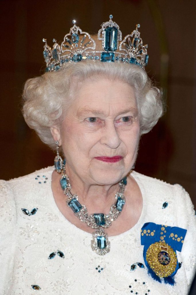 Nữ Hoàng Elizabeth Đệ Nhị mang bộ trang sức đá Aquamarine Brazil