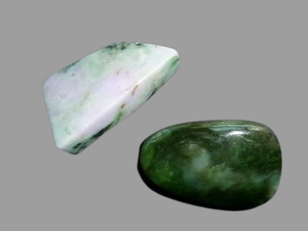 Phân biệt đá cẩm thạch (trái) và ngọc bích (phải)