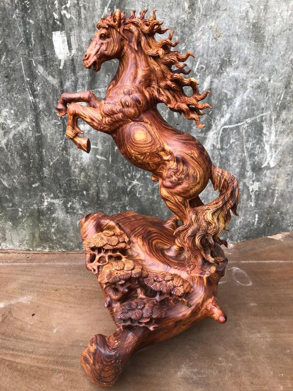Tượng ngựa phong thủy bằng gỗ